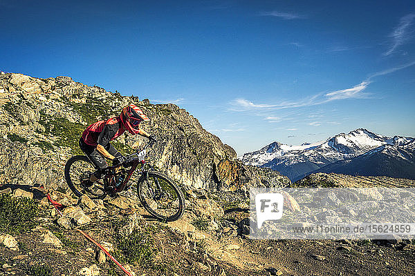 Mountainbiker fahren auf dem Top Of The World Trail in Whistler  British Columbia