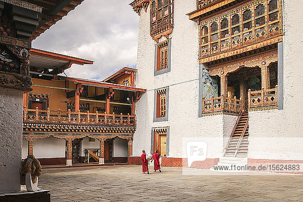 Zwei Mönche gehen im Tempel von Punakha Dzong  Bhutan
