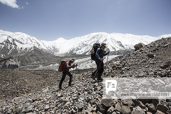 Ein Bergsteigerpaar auf dem Weg zum vorgeschobenen Basislager des Peak Lenin (Kirgisistan).