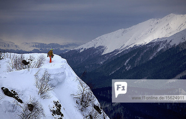 Wanderer auf dem Gipfel eines Berges im Winter