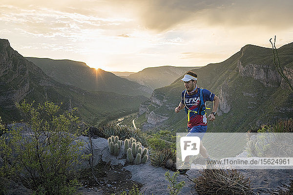 Mann  der neben dem Bergkamm in der Gegend von Canon de Fernandez läuft  Durango  Mexiko