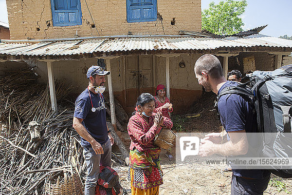 Rinder sind nicht nur Milchlieferanten für die Menschen in Lele  sondern werden als Familienmitglieder betrachtet und gleichermaßen geliebt. Die Dorfbewohner danken dem Team von World Vets International Aid for Animals für die Hilfe bei der Rettung und Behandlung von Tieren im Dorf Lele  16 km von Patan entfernt. Nepal. Sie arbeiten freiwillig mit World Vets zusammen  um Tiere zu schützen  bei der Katastrophenhilfe zu helfen  die Ausbreitung von Krankheiten zu verhindern und die örtliche Bevölkerung aufzuklären.