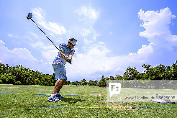 Junger Mann spielt Golf  Bali  Indonesien