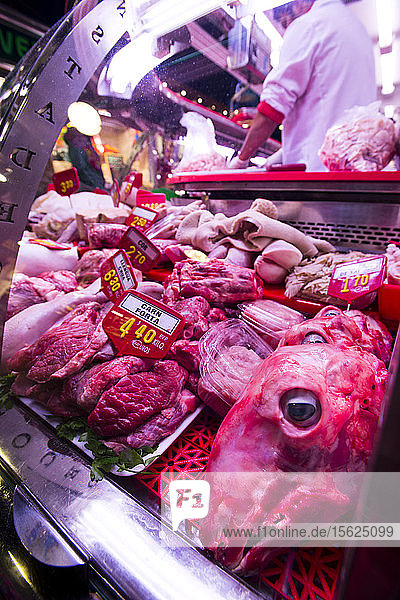 Ein Tierkopf liegt zusammen mit anderen exotischen Fleischsorten in einem Delikatessengeschäft in Barcelona  Spanien.