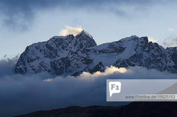 Majestätische Kulisse des Cholatse-Berggipfels im Himalaya  der sich über den Wolken erhebt  Bezirk Solukhumbu  Nepal