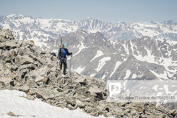 Frontansicht eines Wanderers mit Skiern in den La Plata Mountains  Colorado  USA