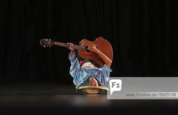 Gitarrist kopfüber auf der Bühne  Villa Escudero  Manila  Insel Luzon  Philippinen