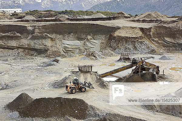 Ein Frontlader transportiert Gestein in einem Steinbruch in Bariloche  Argentinien