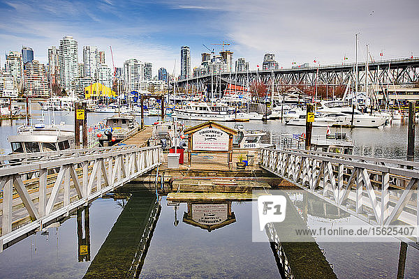 Ein sonniger Tag im Hafen von Granville Island  Vancouver  British Columbia.