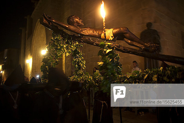 Das Bild des Schwarzen Christus von Santa Maria wird während der Karwoche in der Kathedrale von Caceres  Extremadura  ausgestellt