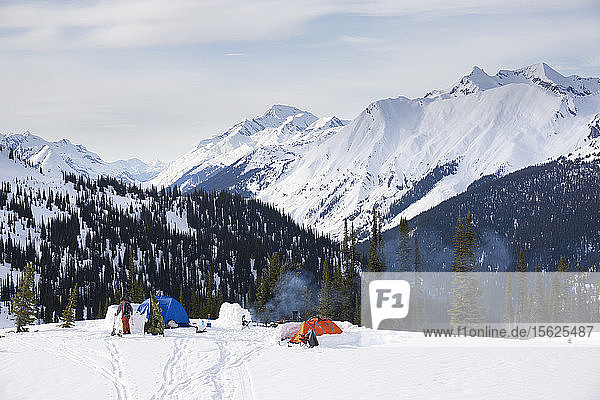 Blick auf das Snowboard-Expeditions-Basislager in Kanada