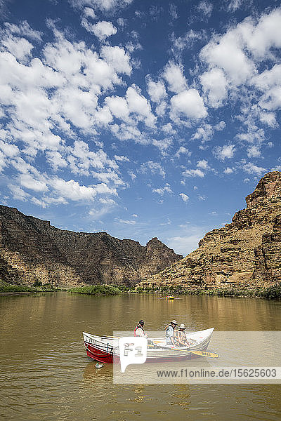 View of three adventurous people in rowboat onï¿½Desolation/Grayï¿½Canyon section  Green River  Utah  USA