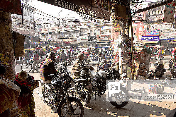 Indische Männer sitzen auf Motorrädern in den Straßen von Neu-Delhi  Indien.