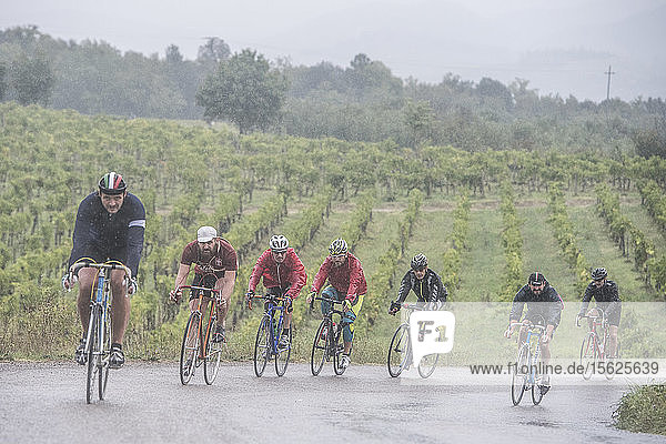 Die Eroica ist eine Radsportveranstaltung  die seit 1997 in der Provinz Siena stattfindet und deren Strecken meist auf unbefestigten Straßen mit alten Fahrrädern zurückgelegt werden. Normalerweise findet sie am ersten Sonntag im Oktober statt. Dies ist ein Foto von Radfahrern  die im Regen unterwegs sind.