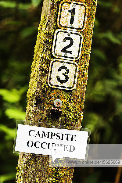 Schild mit der Nummer eines Campingplatzes und der Angabe  dass er belegt ist. Kalifornien  USA.