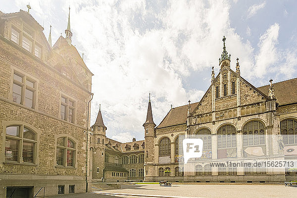 Fassade des Schweizerischen Landesmuseums an einem Sommertag  Zürich  Schweiz