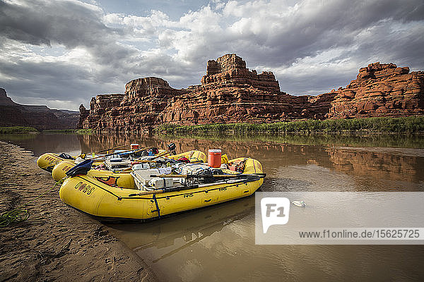 Rafting am Ufer des Colorado River. Das Foto wurde während einer Rafting-Tour durch den Cataract Canyon in Utah aufgenommen.