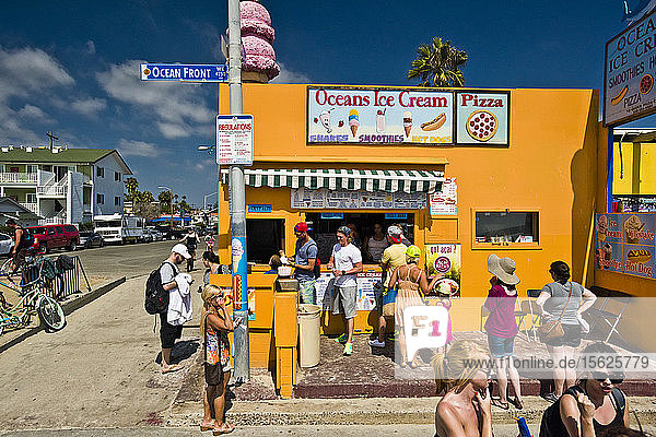 Kunden an einem Eiscreme-Stand in der Nähe des Strandes in San Diego  Kalifornien.