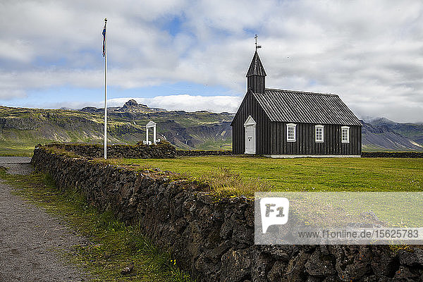 Die Budakirkja  allgemein bekannt als die schwarze Kirche von Island  ist ein Wahrzeichen der Stadt Budir auf der Halbinsel Snaeffelsnes in Island.