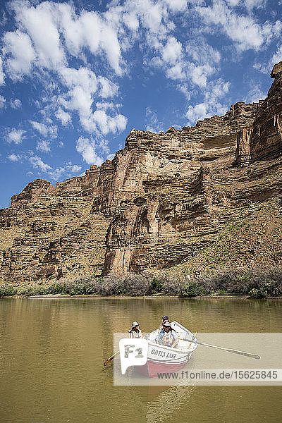 Blick auf drei abenteuerlustige Menschen im Ruderboot auf dem Abschnitt Desolation/Grayï¾ Canyon  Green River  Utah  USA