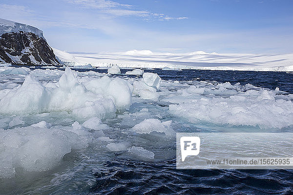 Schmelzendes Meereis in der Suspiros-Bucht auf der Insel Joinville vor der Antarktischen Halbinsel. Die Halbinsel ist einer der Orte auf der Erde  die sich am schnellsten erwärmen.