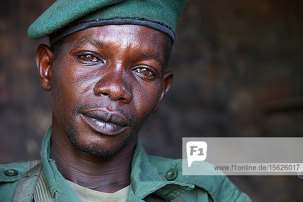 Porträt eines kongolesischen Soldaten im Garamba-Nationalpark. Ihre Aufgabe ist es  Wilderer  vor allem Elefanten  zu bekämpfen.