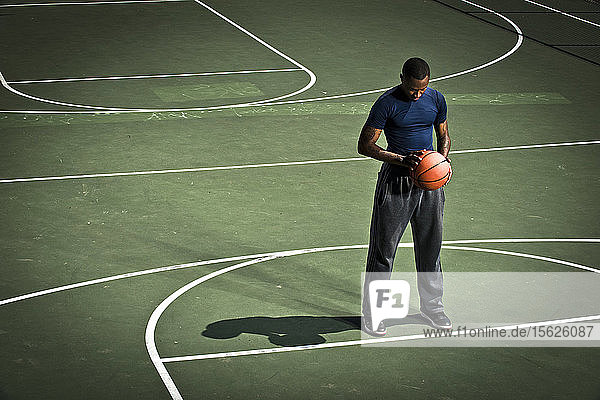 Ein Basketballspieler übt auf einem Außenplatz in San Diego  Kalifornien  Freiwürfe.