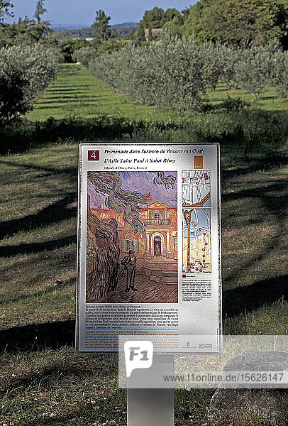 Informationstafeln markieren mehrere Orte  an denen Vincent Van Gogh berühmte Gemälde schuf. Dieses Gemälde stammt aus dem Jahr 1889. Dieser Kunstpfad befindet sich in St. Remy  Provence  Frankreich.