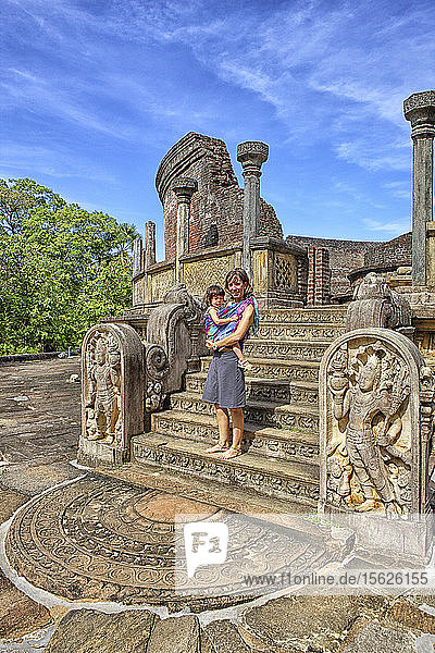 Mutter mit Tochter in Sri Lanka - Polonnaruwa  Antike Stadt  Ruinen der alten königlichen Residenz  alte Hauptstadt  Vatadage-Tempel  Steinwächter