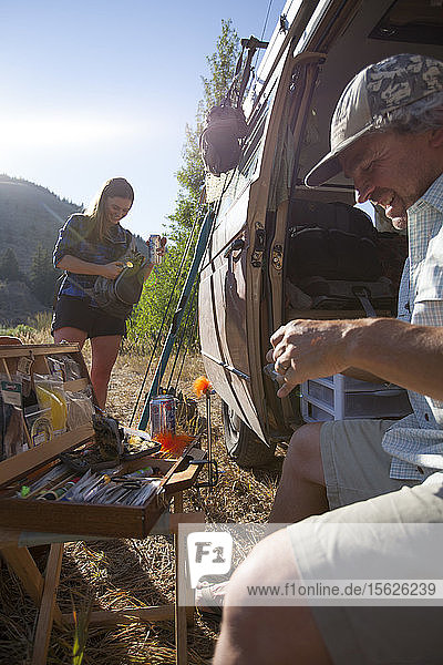 Eine Frau und ein Mann unterhalten sich im Van über Fliegen und Strategien  bevor sie am späten Nachmittag am Big Wood River in der Nähe von Ketchum Idaho angeln.