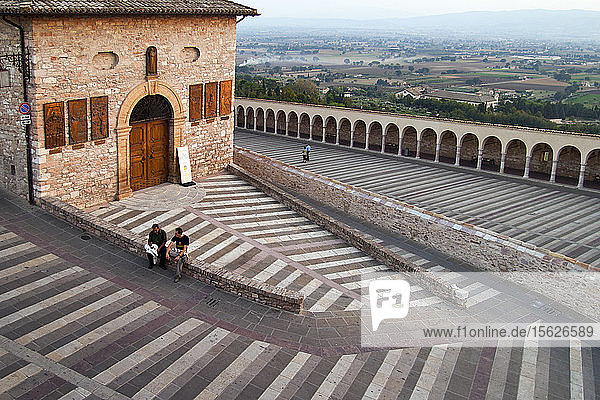 Treppe an der Basilika des Heiligen Franziskus  Assisi  Umbrien  Italien