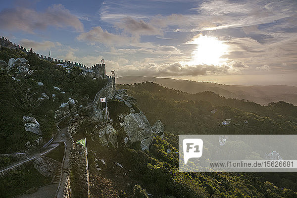 Die Burg der Mauren  eine mittelalterliche Burg auf dem Gipfel des Sintra-Gebirges in Portugal