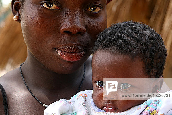 Porträt einer senegalesischen Frau mit ihrem Baby