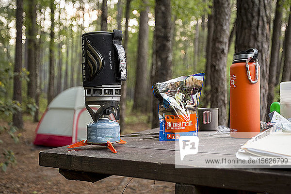 Vorbereitungen für eine Mahlzeit auf dem Longleaf Campground nach einem langen Tag der Erkundung des Congaree National Park in der Nähe von Columbia  South Carolina.