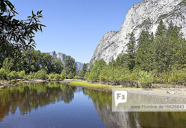 Der El Capitan oben rechts spiegelt sich in einem Becken des Merced River  der von der Valley-Eingangsstraße im Yosemite-Nationalpark aus leicht zu erreichen ist.