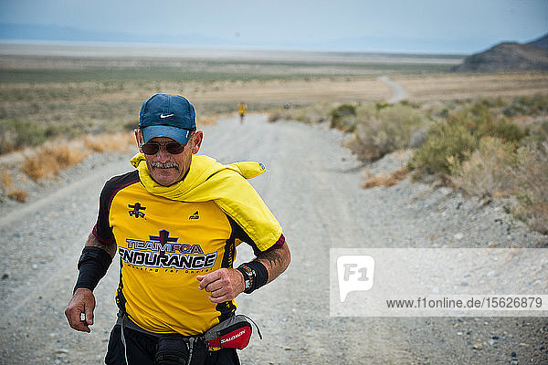 Ein Teilnehmer läuft während des Salt Flats 100 in Bonneville  Utah  eine einsame Strecke hinunter.