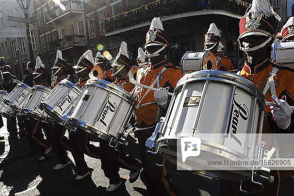 Foto einer Marschkapelle mit Snare-Drums während des Mardi Gras  French Quarter  New Orleans  Louisiana  USA