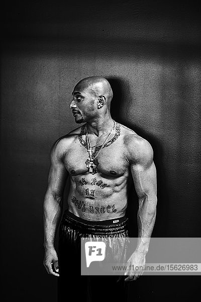 Schwarz-Weiß-Studio-Porträt eines Bodybuilders ohne Hemd  stehend und wegschauend  Taunton  Massachusetts  USA