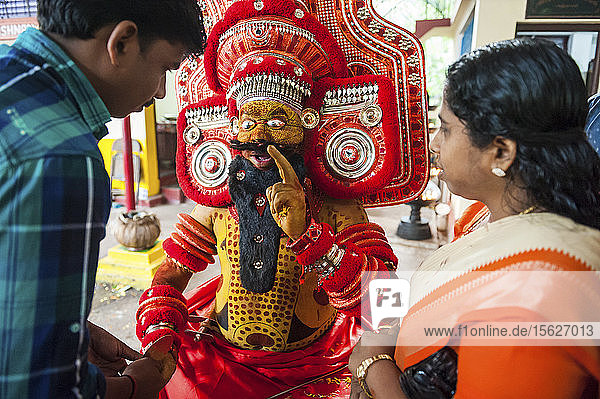 Theyyam (Teyyam  Theyyattam oder Thira) ist eine beliebte rituelle Form der Verehrung von Nord-Malabar in Kerala  Indien  als ein lebendiger Kult mit mehreren tausend Jahre alten Traditionen  Ritualen und Bräuchen. Die Ausführenden von Theyyam gehören der unteren Kastengemeinschaft an. Theyyam ist das Ergebnis einer Synthese aus Ritual  Vokal- und Instrumentalmusik  Tanz  Malerei  Bildhauerei und auch Literatur. Theyyam ist eine andere Form von Gott und Göttin und verleiht den Anhängern die göttliche Stimme.