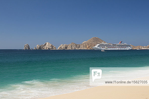 Kreuzfahrtschiff am Medano Beach in Cabos San Lucas  Baja California Peninsula  Mexiko