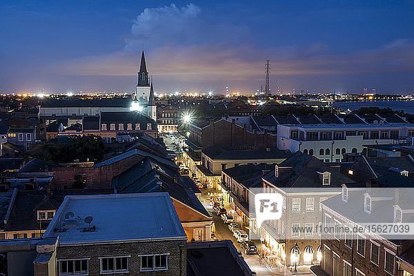 Eine nächtliche Dachansicht des französischen Viertels in New Orleans  Louisiana  USA
