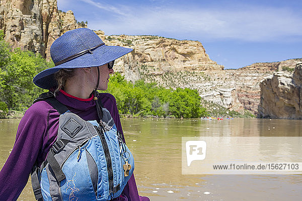 Frau beim Rafting auf Yampa und Green Rivers durch das Dinosaur National Monument