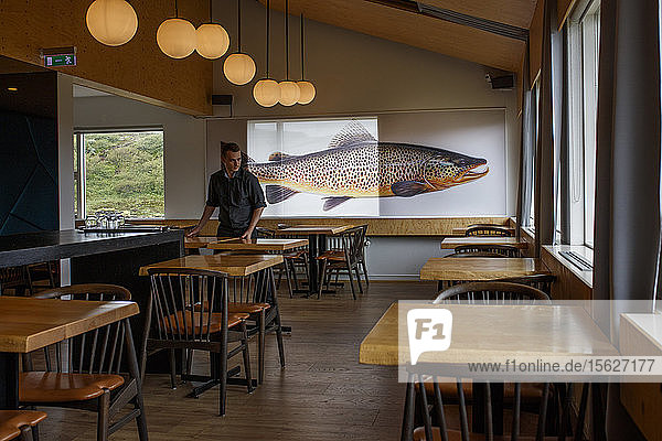 Blick auf Tische und Menschen in einem Hotel  Reykjavik  Island