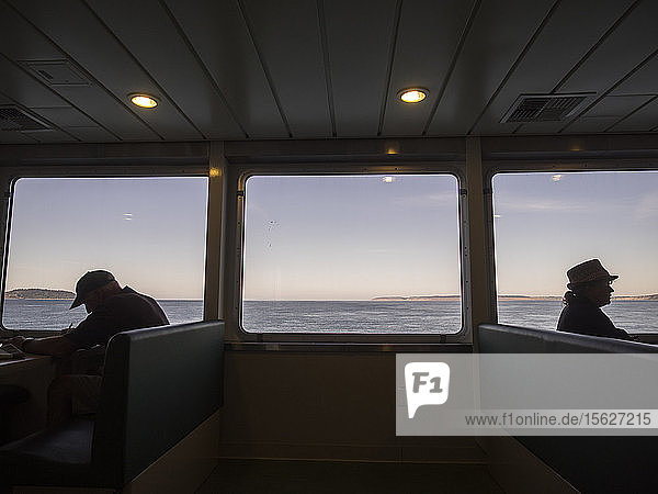 Silhouette von Menschen auf der Fähre von Port Townsend nach Coupeville  Washington  Vereinigte Staaten.