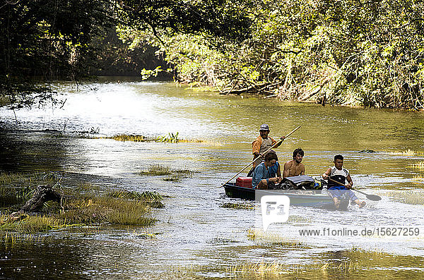 Gruppe von Männern  die mit dem Boot auf dem Fluss reisen  Staat Bolivar  Venezuela