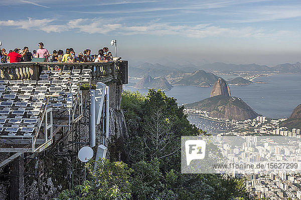 Touristen genießen die schöne Landschaft vom Cristo Redentor (Christus der Erlöser) oben auf dem Morro do Corcovado (Corcovado-Berg)  Rio de Janeiro  Brasilien