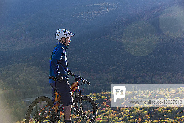 Mountainbiker erkundet die Herbstfälle in der Berglandschaft von New Hampshire