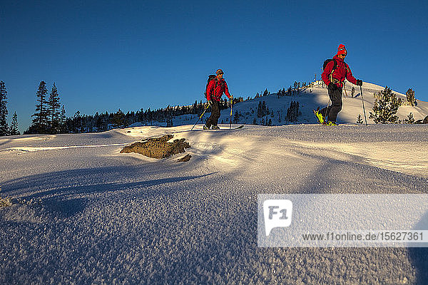Zwei Skifahrer beim Skifahren auf dem Donner Summit in Lake Tahoe