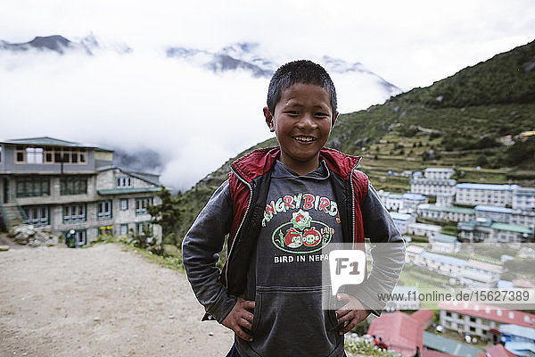 Ein nepalesischer Junge steht für ein Foto in Namche Bazaar  dem letzten Hauptort des Solu Khumbu Distrikts  auf dem Trekkingpfad zum Mount Everest  Nepal