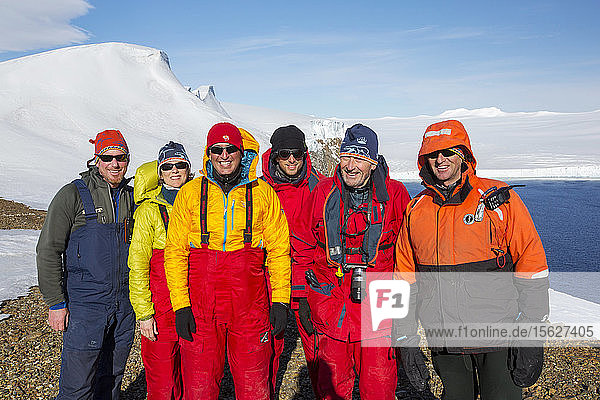 Eine Gruppe von Expeditionsreisenden auf Joinville Island vor der antarktischen Halbinsel. Die Halbinsel ist einer der Orte auf der Erde  die sich am schnellsten erwärmen.